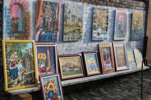 Slikar Josip Cvijin upriličio prodajnu izložbu ispred kuće