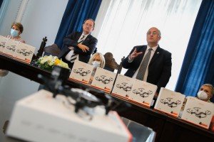 Uručenje dronova i potpisivanje ugovora o donaciji sa direktorima osnovnih škola iz Subotice