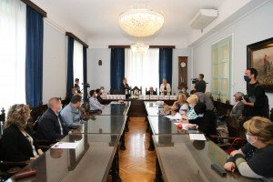 Uručenje dronova i potpisivanje ugovora o donaciji sa direktorima osnovnih škola iz Subotice