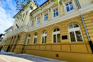 Polaganje venaca žrtvama "Žute kuće"