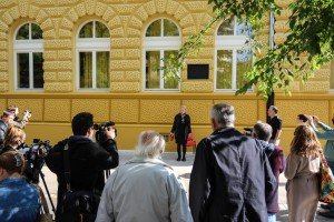 Polaganje venaca žrtvama "Žute kuće"