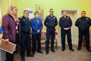 Uručenje zahvalnice MZ "Novi grad" policajcu Aleksandru Horvatu