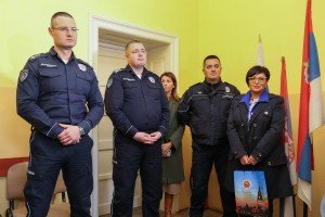 Uručenje zahvalnice MZ "Novi grad" policajcu Aleksandru Horvatu