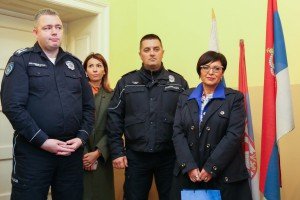 Uručenje zahvalnice MZ "Novi grad" policajcu Aleksandru Horvatu