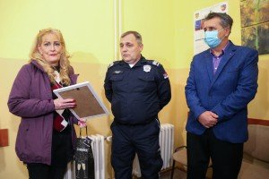 Uručenje zahvalnice MZ "Novi grad" policajcu Aleksandru Horvatu