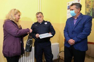 Uručenje zahvalnice MZ "Novi grad" policajcu Aleksandru Horvatu