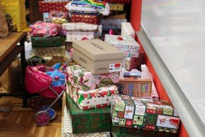 Predaja paketića u okviru akcije "Osmeh u kutiji"