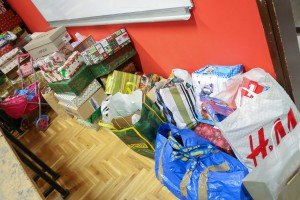 Predaja paketića u okviru akcije "Osmeh u kutiji"