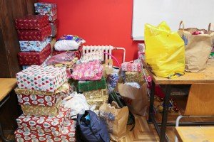 Predaja paketića u okviru akcije "Osmeh u kutiji"