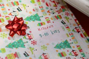 Predaja paketića u okviru akcije "Osmeh u kutiji"