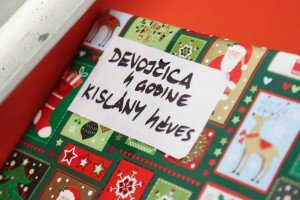 Predaja paketića u okviru akcije "Osmeh u kutiji"