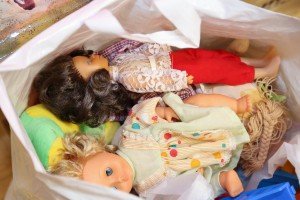 Predaja paketića u okviru akcije "Osmeh u kutiji"