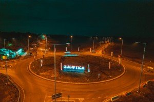 Praznična svetlosna dekoracija u gradu i turistički natpisi na frekventnim saobraćajnicama