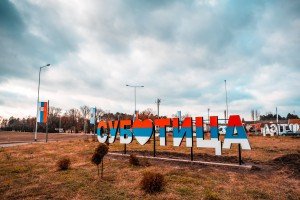 Praznična svetlosna dekoracija u gradu i turistički natpisi na frekventnim saobraćajnicama