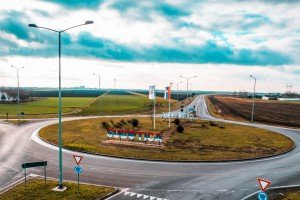 Praznična svetlosna dekoracija u gradu i turistički natpisi na frekventnim saobraćajnicama