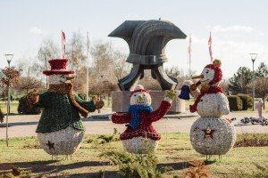 Praznična svetlosna dekoracija u gradu i turistički natpisi na frekventnim saobraćajnicama