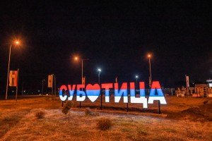 Praznična svetlosna dekoracija u gradu i turistički natpisi na frekventnim saobraćajnicama