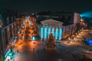 Praznična svetlosna dekoracija u gradu i turistički natpisi na frekventnim saobraćajnicama