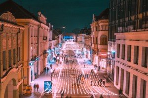 Praznična svetlosna dekoracija u gradu i turistički natpisi na frekventnim saobraćajnicama