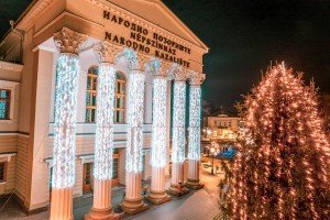 Praznična svetlosna dekoracija u gradu i turistički natpisi na frekventnim saobraćajnicama