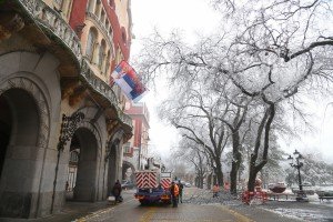 Orezivanje zaleđenih grana ispred svečanog ulaza Gradske kuće