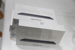 Uručenje tableta deci iz hraniteljskih porodica