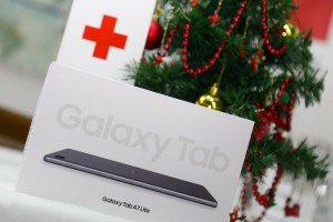 Uručenje tableta deci iz hraniteljskih porodica