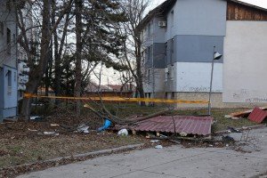 Jak vetar odvalio limeni krov na nižu zgradu i ulicu u Kertvarošu