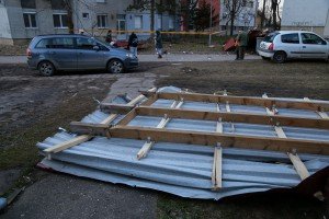 Jak vetar odvalio limeni krov na nižu zgradu i ulicu u Kertvarošu