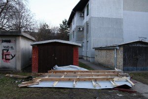 Jak vetar odvalio limeni krov na nižu zgradu i ulicu u Kertvarošu