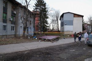 Jak vetar odvalio limeni krov na nižu zgradu i ulicu u Kertvarošu