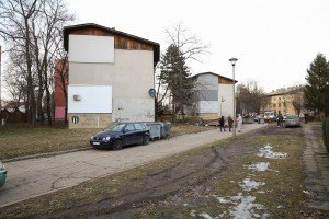 Jak vetar odvalio limeni krov na nižu zgradu i ulicu u Kertvarošu