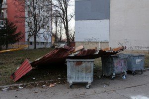 Jak vetar odvalio limeni krov na nižu zgradu i ulicu u Kertvarošu