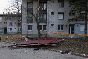 Jak vetar odvalio limeni krov na nižu zgradu i ulicu u Kertvarošu