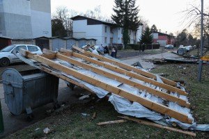 Jak vetar odvalio limeni krov na nižu zgradu i ulicu u Kertvarošu