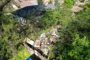 Divlja deponija pored kuća (Ilirska, MZ Dudova šuma)