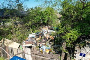 Divlja deponija pored kuća (Ilirska, MZ Dudova šuma)