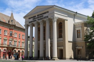 Tabloi subotičkih maturanata na novoj zgradi Narodnog pozorišta