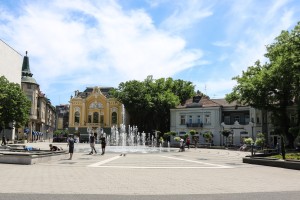 Tabloi subotičkih maturanata na novoj zgradi Narodnog pozorišta