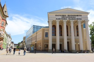 Tabloi subotičkih maturanata na novoj zgradi Narodnog pozorišta