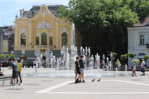 Tabloi subotičkih maturanata na novoj zgradi Narodnog pozorišta