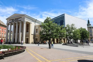 Tabloi subotičkih maturanata na novoj zgradi Narodnog pozorišta