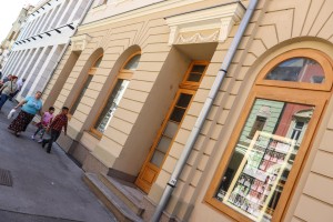 Tabloi subotičkih maturanata na novoj zgradi Narodnog pozorišta