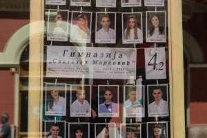 Tabloi subotičkih maturanata na novoj zgradi Narodnog pozorišta