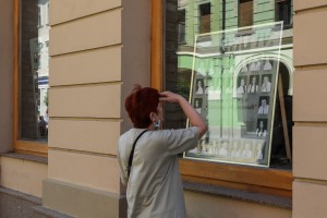 Tabloi subotičkih maturanata na novoj zgradi Narodnog pozorišta