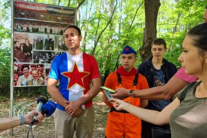 Polaganje venaca na bistu Josipu Brozu Titu u Mini Jugoslaviji