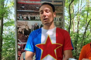 Polaganje venaca na bistu Josipu Brozu Titu u Mini Jugoslaviji