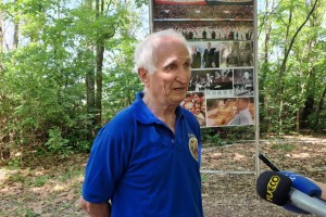 Polaganje venaca na bistu Josipu Brozu Titu u Mini Jugoslaviji