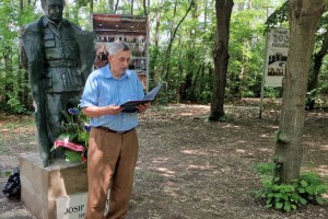 Polaganje venaca na bistu Josipu Brozu Titu u Mini Jugoslaviji