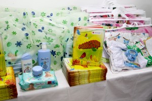 Darivanje beba rođenih u Nedelji Crvenog krsta